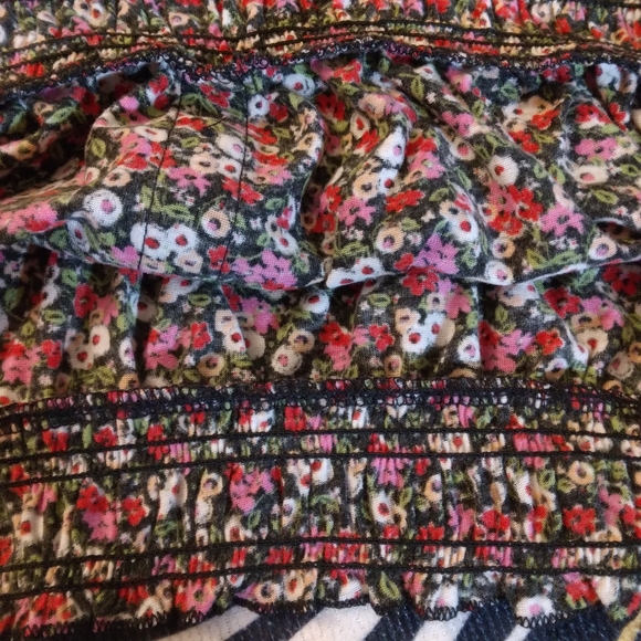 Weavers - Floral Print Ruffled Blouse - Picture 7 of 11